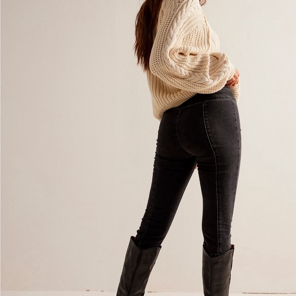 We The Free Carousel Pull-On Capris. Worn once. Super stretchy and flattering! - Picture 2 of 6